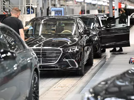 Mercedes-Benz hat im dritten Quartal weniger Autos verkauft. (Archivbild) - Foto: Bernd Weißbrod/dpa
