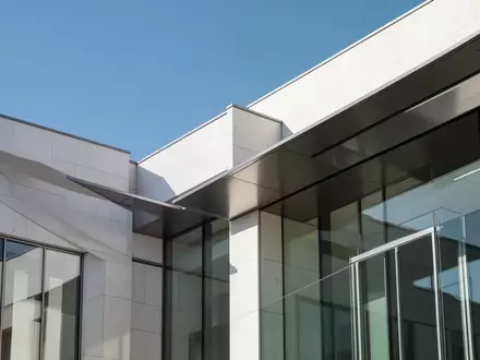 Moderne architektonische Fassade eines Berliner Regierungsgebäudes bei klarem Himmel. - Foto: über boerse-global.de
