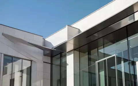 Moderne architektonische Fassade eines Berliner Regierungsgebäudes bei klarem Himmel. - Foto: über boerse-global.de