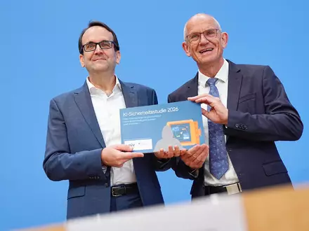 Etwa jedes zweite deutsche Unternehmen nutzt laut einer Forsa-Umfrage inzwischen Künstliche Intelligenz (KI). - Foto: Michael Kappeler/dpa