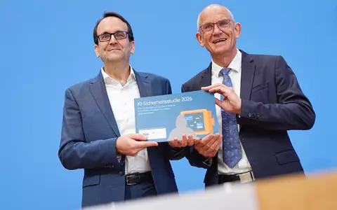 Etwa jedes zweite deutsche Unternehmen nutzt laut einer Forsa-Umfrage inzwischen Künstliche Intelligenz (KI). - Foto: Michael Kappeler/dpa