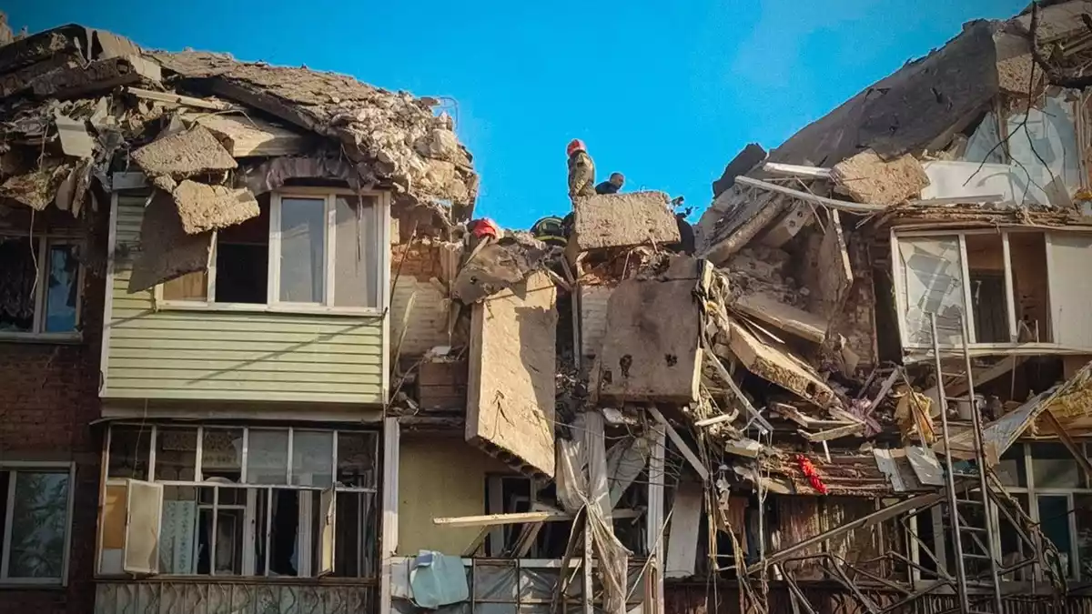 In Pryluky wurde ein fünfstöckiges Wohnhaus getroffen. - Bild: Uncredited/Ukrainian Emergency Service/AP/dpa