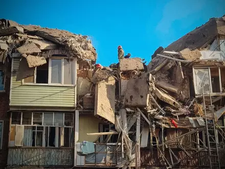 In Pryluky wurde ein fünfstöckiges Wohnhaus getroffen. - Foto: Uncredited/Ukrainian Emergency Service/AP/dpa
