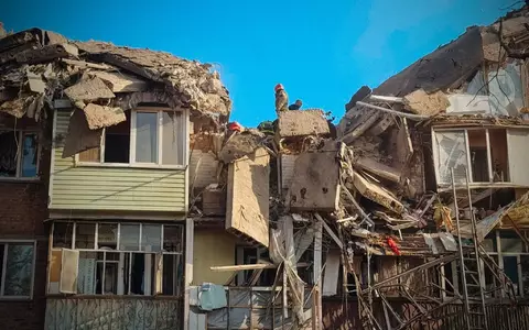 In Pryluky wurde ein fünfstöckiges Wohnhaus getroffen. - Foto: Uncredited/Ukrainian Emergency Service/AP/dpa