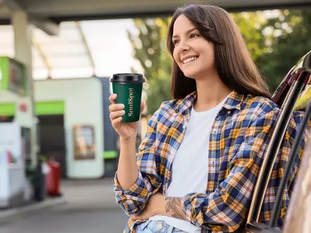 Tankstopp mit Geschmack: Snacks und Getränke gehören für viele dazu / Mehr als jeder Zweite greift an der Tankstelle zum Heißgetränk - Foto: presseportal.de