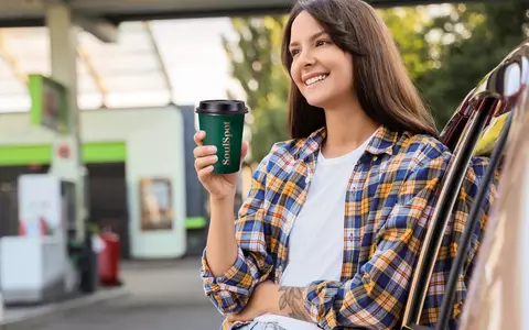 Tankstopp mit Geschmack: Snacks und Getränke gehören für viele dazu / Mehr als jeder Zweite greift an der Tankstelle zum Heißgetränk - Foto: presseportal.de