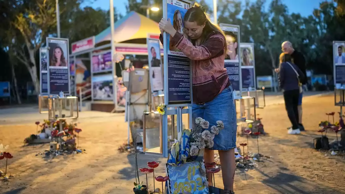 Bei dem Massaker der islamistischen Hamas und anderer extremistischer Gruppierungen in Israel wurden rund 1.200 getötet, darunter viele auf dem Nova-Musikfestival in der Nähe des Kibbuz Reim. - Bild: Ohad Zwigenberg/AP/dpa
