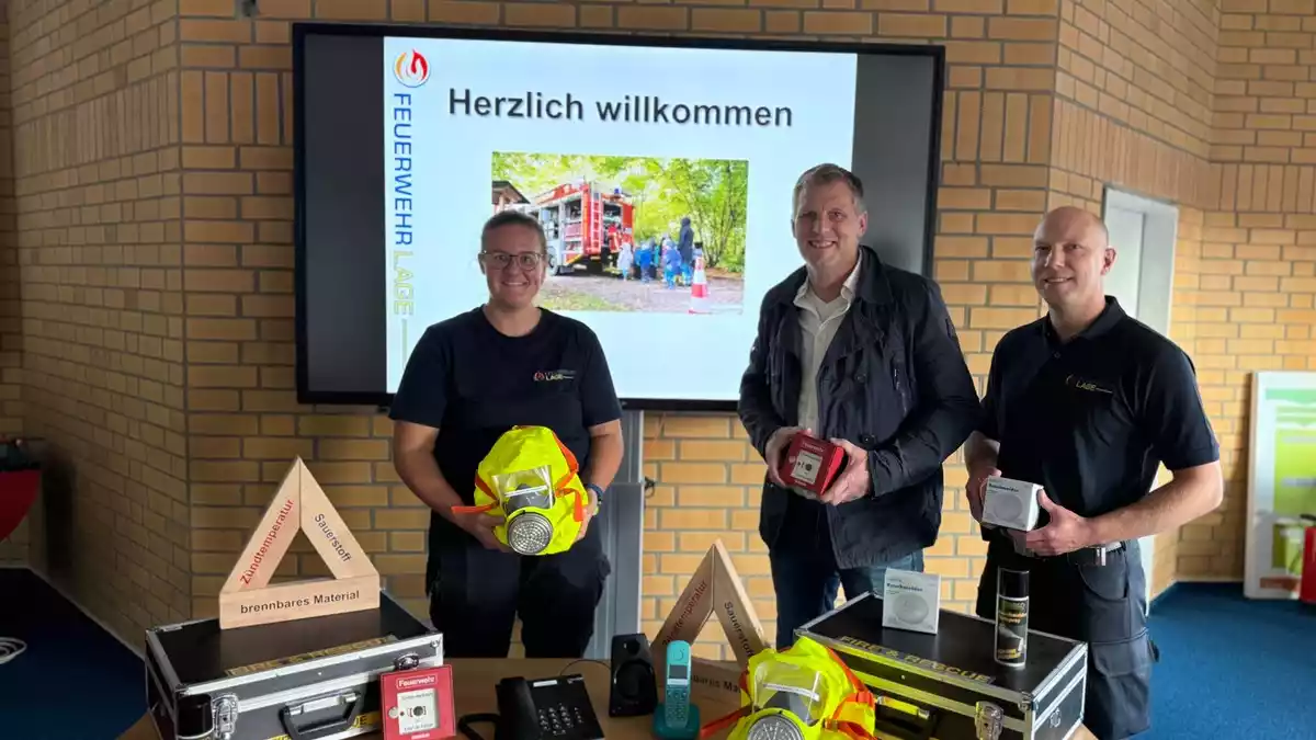 FW Lage: Neue Brandschutzkoffer für die Brandschutzerziehung in Lage - Bild: presseportal.de
