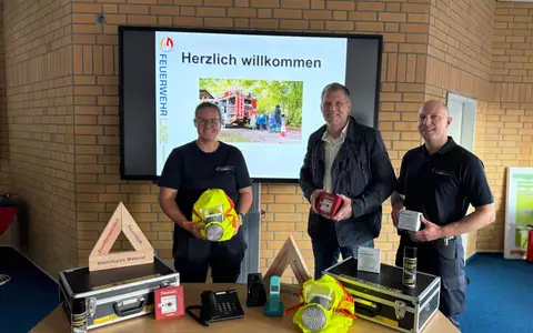 FW Lage: Neue Brandschutzkoffer für die Brandschutzerziehung in Lage - Foto: presseportal.de