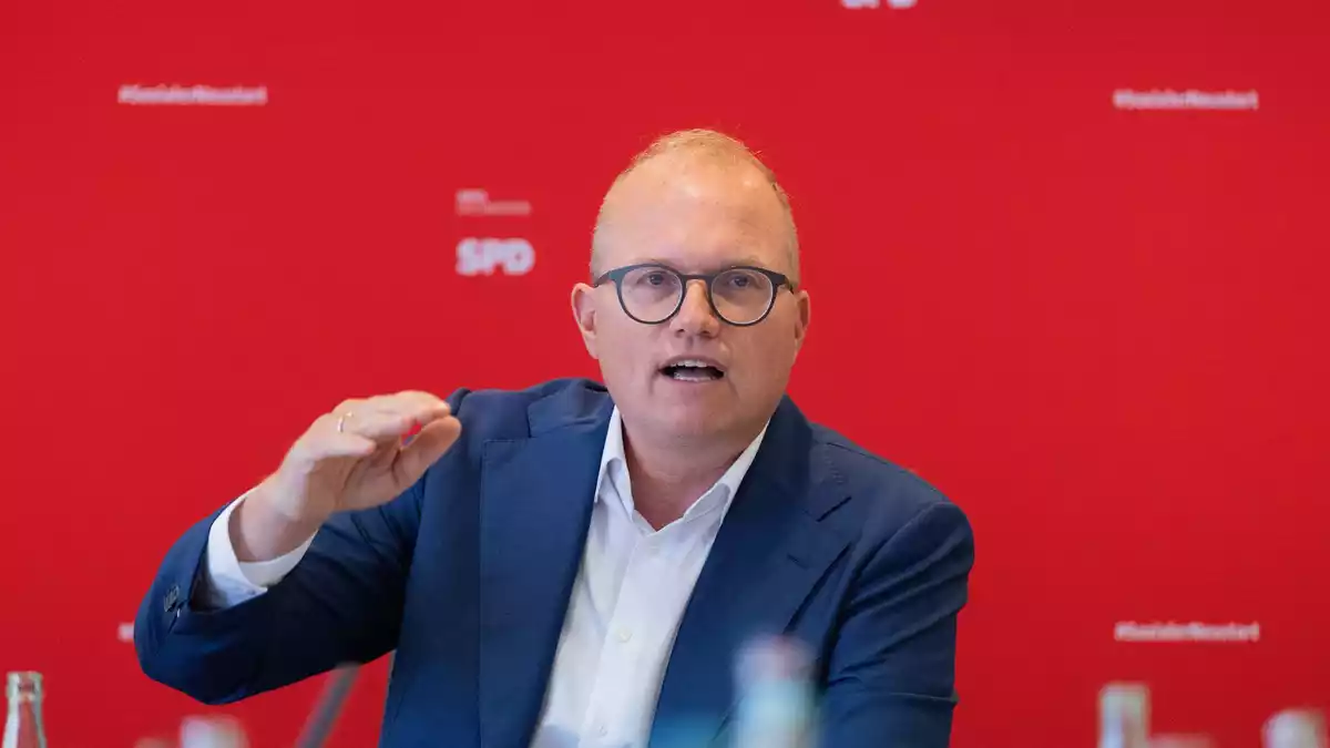 NRW würde mit einer Beteiligung an Evonik die Bedeutung des Unternehmens für das Ruhrgebiet untermauern und «ein eigener Stabilitätsanker werden», sagte SPD-Fraktionschef Jochen Ott dem «Manager Magazin». (Archivbild) - Bild: Rolf Vennenbernd/dpa