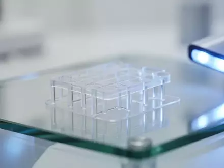 Eine Nahaufnahme einer transparenten Polymermembran unter blauem LED-Licht in einer klinischen Laborumgebung. - Foto: über boerse-global.de