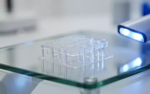 Eine Nahaufnahme einer transparenten Polymermembran unter blauem LED-Licht in einer klinischen Laborumgebung. - Foto: über boerse-global.de
