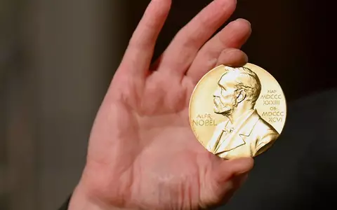 Neben dem Preisgeld erhält jeder Geehrte auch eine Medaille mit dem Kopf von Alfred Nobel. (Illustration) - Foto: Angela Weiss/Pool AP/dpa