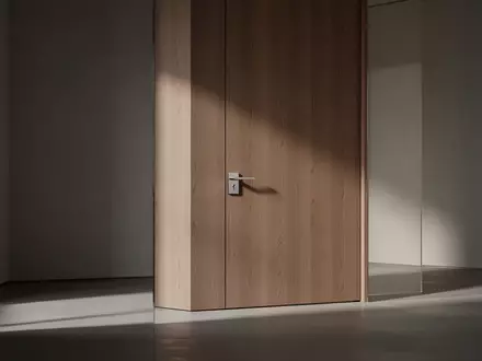 Eine verschlossene Zimmertür in einem minimalistischen Raum als Symbol für digitale Privatsphäre und Sicherheit. - Foto: über boerse-global.de