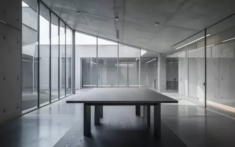 Ein minimalistischer, moderner Konferenzraum mit polierten Betonoberflächen und natürlichem Lichteinfall. - Foto: über boerse-global.de