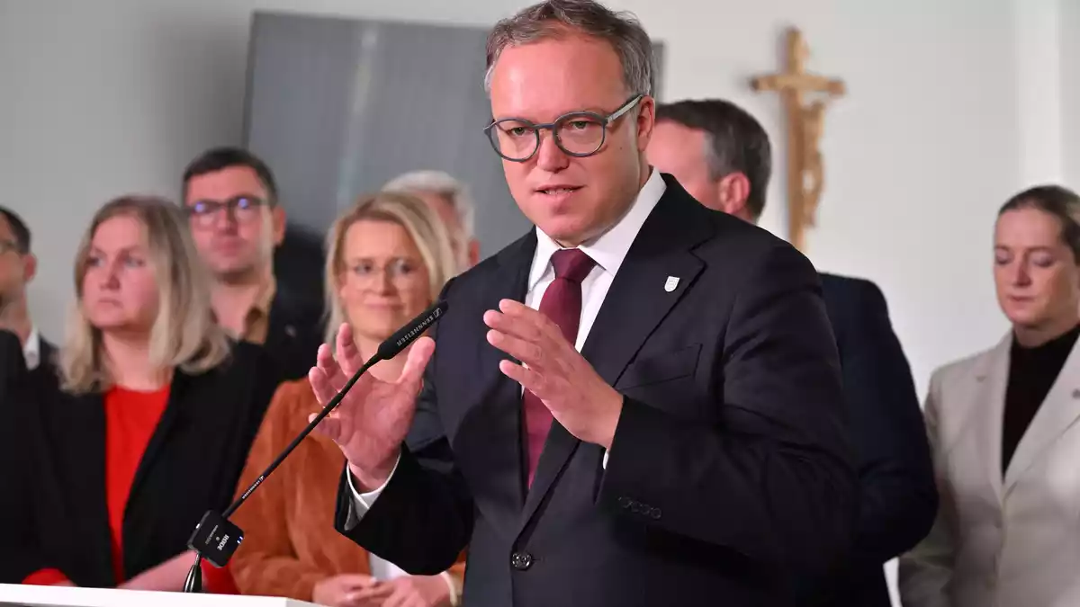 Thüringens Regierungschef Mario Voigt akzeptiert den Entzug seines Doktortitels.  - Bild: Martin Schutt/dpa