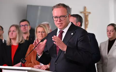 Thüringens Regierungschef Mario Voigt akzeptiert den Entzug seines Doktortitels.  - Foto: Martin Schutt/dpa