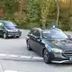 Zivile Polizeifahrzeuge mit Blaulicht fahren auf das Gelände des Bundesgerichtshofes. Ob der wegen Spionagevorwürfen verhaftete Ex-BND-Präsident August Hanning in einem der Autos sitzt, ist unbekannt.  - Bild: Uli Deck/dpa