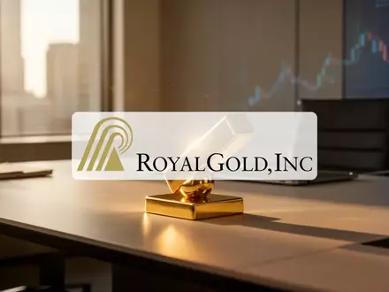 Ein minimalistischer, goldfarbener Schreibtischgegenstand im warmen Sonnenlicht, der eine professionelle Finanzatmosphäre vermittelt. - Foto: über boerse-global.de