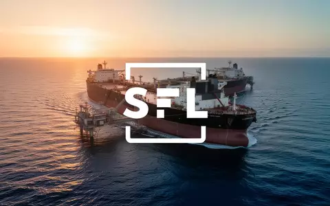 Ein großer Öltanker auf dem offenen Meer bei Sonnenuntergang, symbolisch für die Schifffahrtsbranche. - Foto: über boerse-global.de