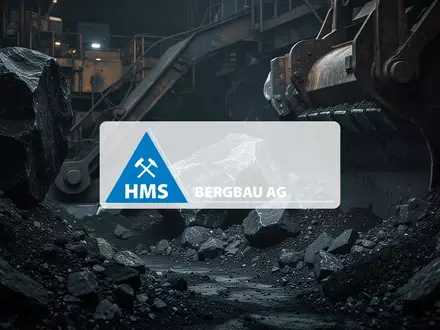Abstrakte industrielle Szenerie mit dunklen Gesteinsstrukturen und metallischen Reflexen im gedimmten Licht. - Foto: über boerse-global.de