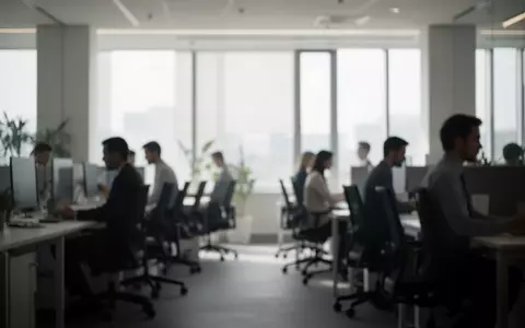 Moderne Büroumgebung mit verschwommenen Silhouetten von Fachkräften bei der Arbeit. - Foto: über boerse-global.de
