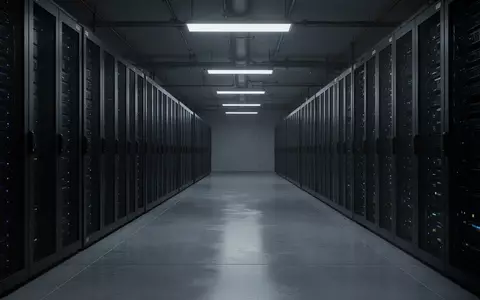 Leere Serverraum-Gänge mit dunklen Server-Racks in einer sterilen, industriellen Umgebung. - Foto: über boerse-global.de