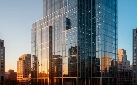 Moderne Glasfassade eines Bürogebäudes im Finanzviertel bei Tageslicht. - Foto: über boerse-global.de