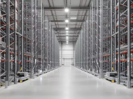 Modernes Hochregallager mit automatisierten Regalsystemen und kompakter Lagerstruktur in einer Industriehalle. - Foto: über boerse-global.de