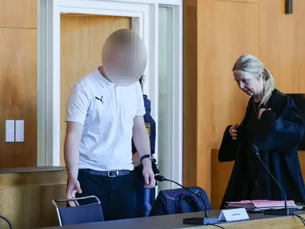 Der Angeklagte hat die Vorwürfe eingeräumt. - Foto: Daniel Löb/dpa