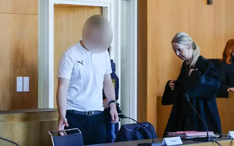 Der Angeklagte hat die Vorwürfe eingeräumt. - Foto: Daniel Löb/dpa