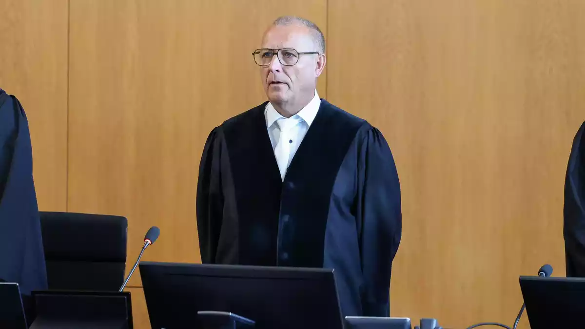 Der Vorsitzende Richter fragte immer wieder beharrlich nach. - Bild: Daniel Löb/dpa