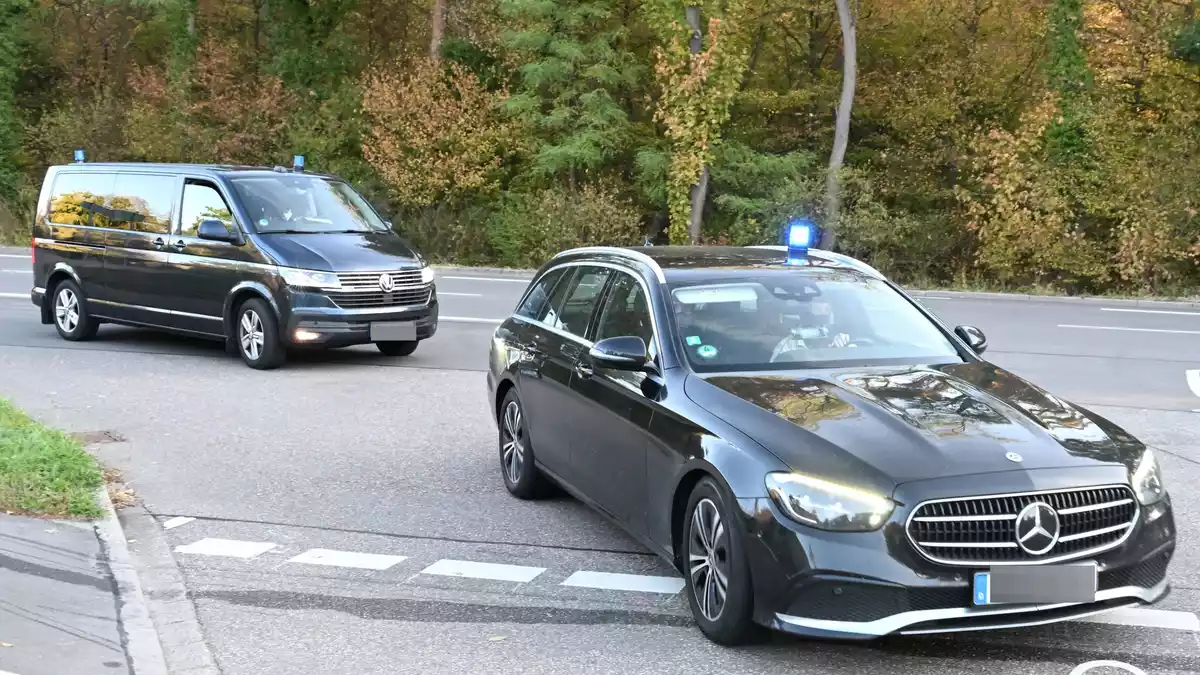 Fahrzeuge mit Blaulicht fahren zum BGH. - Bild: Uli Deck/dpa