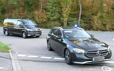 Fahrzeuge mit Blaulicht fahren zum BGH. - Foto: Uli Deck/dpa