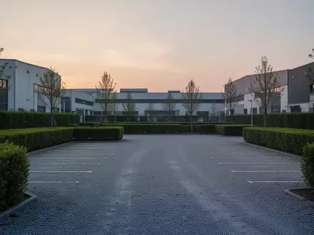 Ein leerer, ruhiger Parkplatz in einem Gewerbegebiet in der Abenddämmerung. - Foto: über boerse-global.de