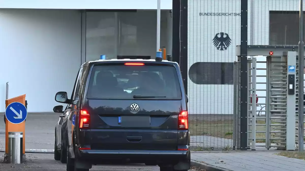 Fahrzeuge mit Blaulicht fahren beim BGH vor. - Bild: Uli Deck/dpa