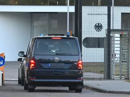 Fahrzeuge mit Blaulicht fahren beim BGH vor. - Foto: Uli Deck/dpa