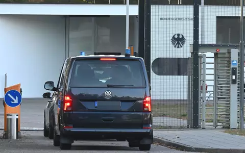 Fahrzeuge mit Blaulicht fahren beim BGH vor. - Foto: Uli Deck/dpa