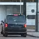 Fahrzeuge mit Blaulicht fahren beim BGH vor. - Bild: Uli Deck/dpa