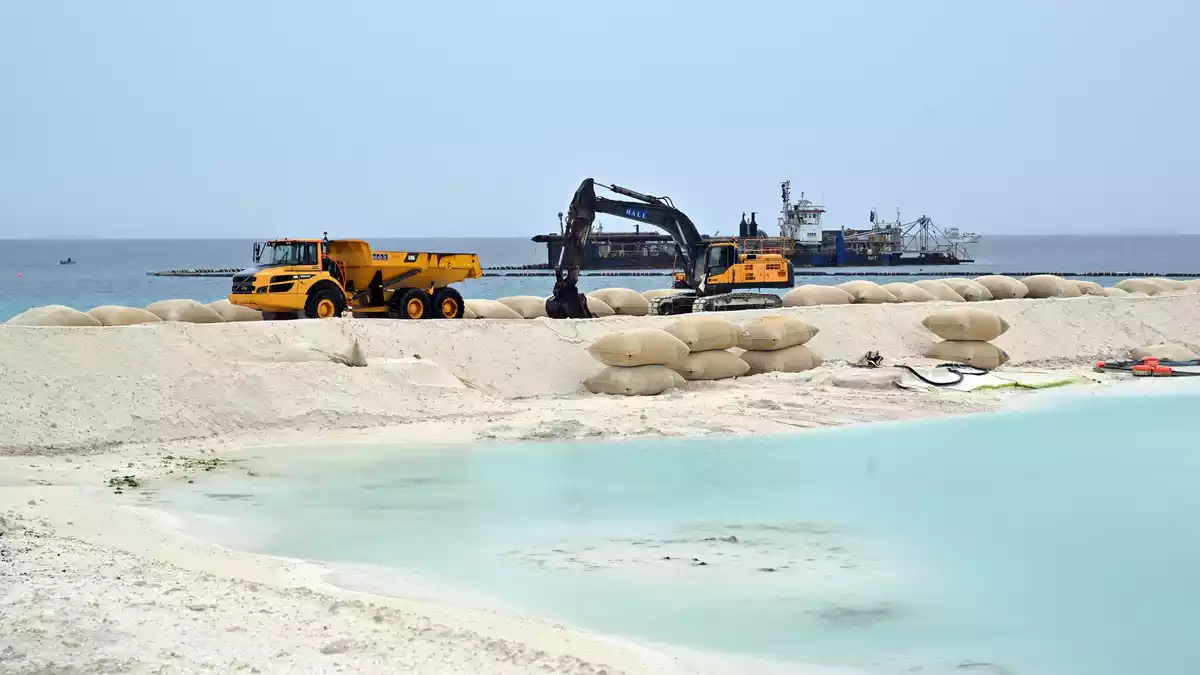 Auf dem Inselstaat Tuvalu wird versucht, sich gegen den steigenden Meeresspiegel zu wappnen.  - Bild: Mick Tsikas/AAP/dpa