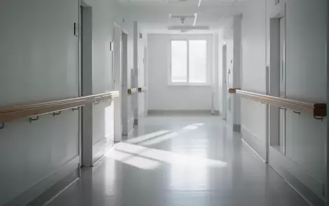 Ein heller, minimalistischer Krankenhausflur mit einem Handlauf an der Wand bei natürlichem Lichteinfall. - Foto: über boerse-global.de