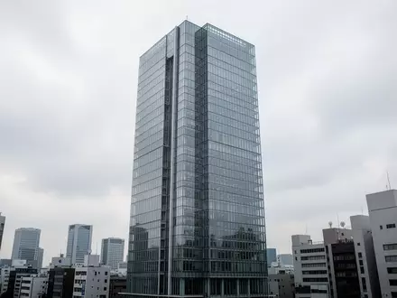 Moderne Glas-Hochhäuser in einem Geschäftsviertel von Tokio bei bewölktem Himmel. - Foto: über boerse-global.de