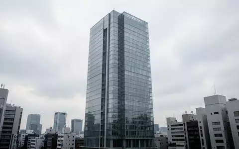 Moderne Glas-Hochhäuser in einem Geschäftsviertel von Tokio bei bewölktem Himmel. - Foto: über boerse-global.de