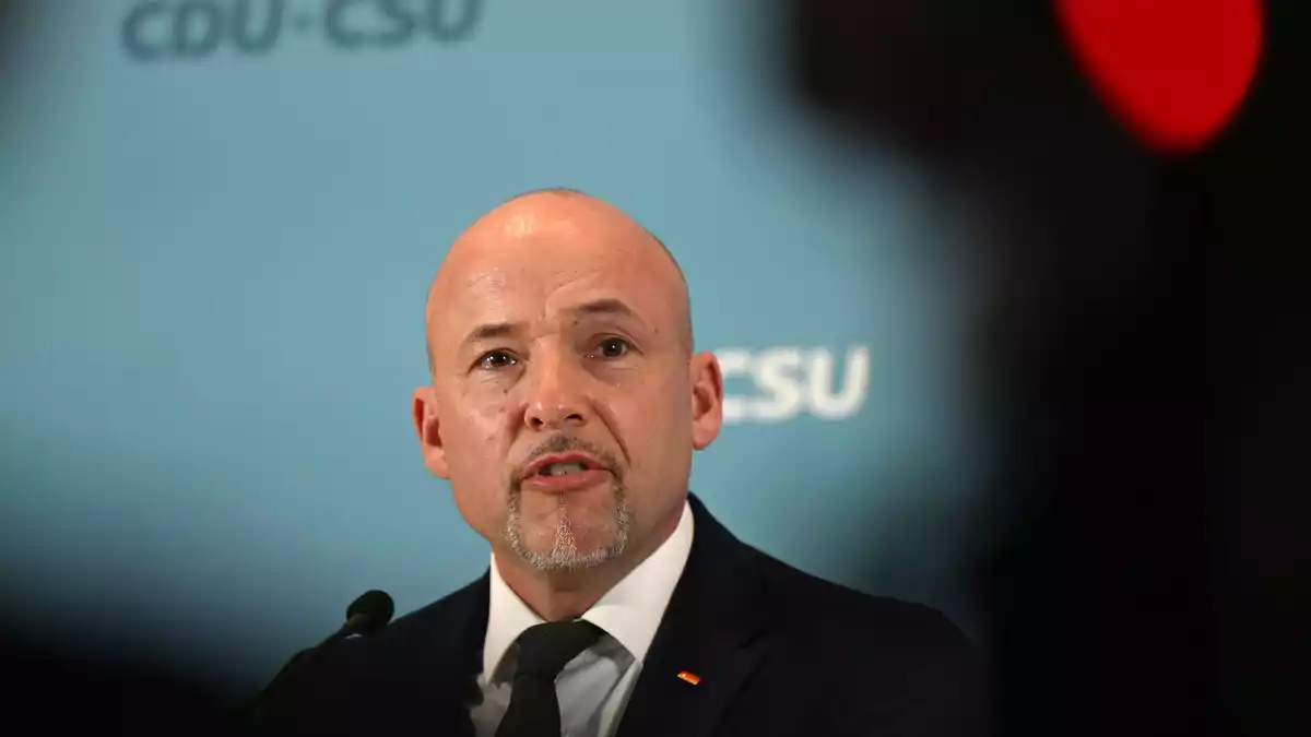 CSU-Landesgruppenchef Hoffmann warnt vor Linksbündnis in Berlin. - Bild: Michael Brandt/dpa