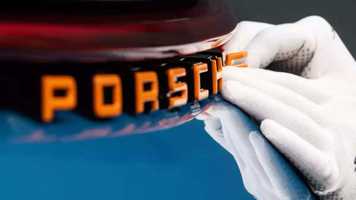 Weniger Masse, mehr Ertrag: Porsche will sich unabhängiger von hohen Verkaufszahlen machen. (Archivbild) - Bild: Marijan Murat/dpa