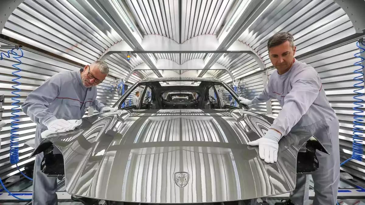 Der Sparkurs trifft auch die Fertigung: Porsche will die Personalkosten dort mittelfristig um bis zu 30 Prozent senken. (Archivbild) - Bild: Jan Woitas/dpa