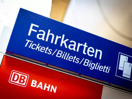Von den günstigeren Monatskarten profitieren nach Bahn-Angaben auch diejenigen, die bislang ein Jahresabo haben. (Archivbild) - Foto: Moritz Frankenberg/dpa