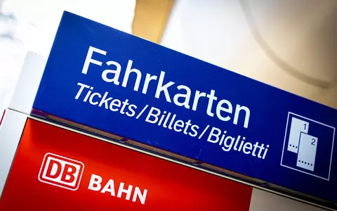 Von den günstigeren Monatskarten profitieren nach Bahn-Angaben auch diejenigen, die bislang ein Jahresabo haben. (Archivbild) - Foto: Moritz Frankenberg/dpa
