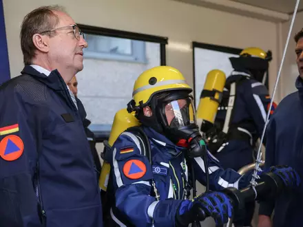 Um den Schutz der Zivilbevölkerung im Spannungs- oder Verteidigungsfall kümmert sich der Bund. Die Verantwortung für den Katastrophenschutz liegt bei den Ländern. (Archivfoto)  - Foto: Oliver Berg/dpa