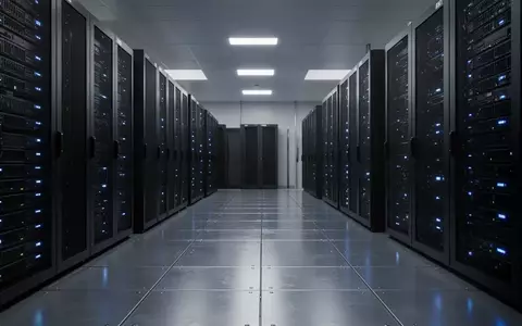 Moderne Serverräume mit bläulich beleuchteten Schaltschränken in einer gesicherten IT-Umgebung. - Foto: über boerse-global.de